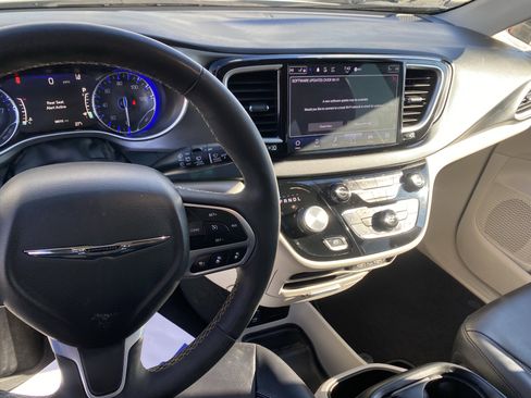 Used 2024 Chrysler Pacifica Touring-L image 9