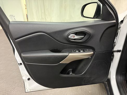 Used 2017 Jeep Cherokee Limited image 25