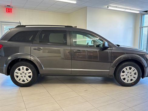 Used 2019 Dodge Journey SE image 3