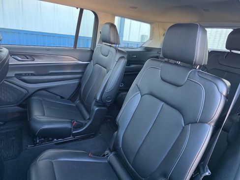 Used 2023 Jeep Grand Cherokee L Limited w/ Luxury Tech Group II AWD/4WD image 22