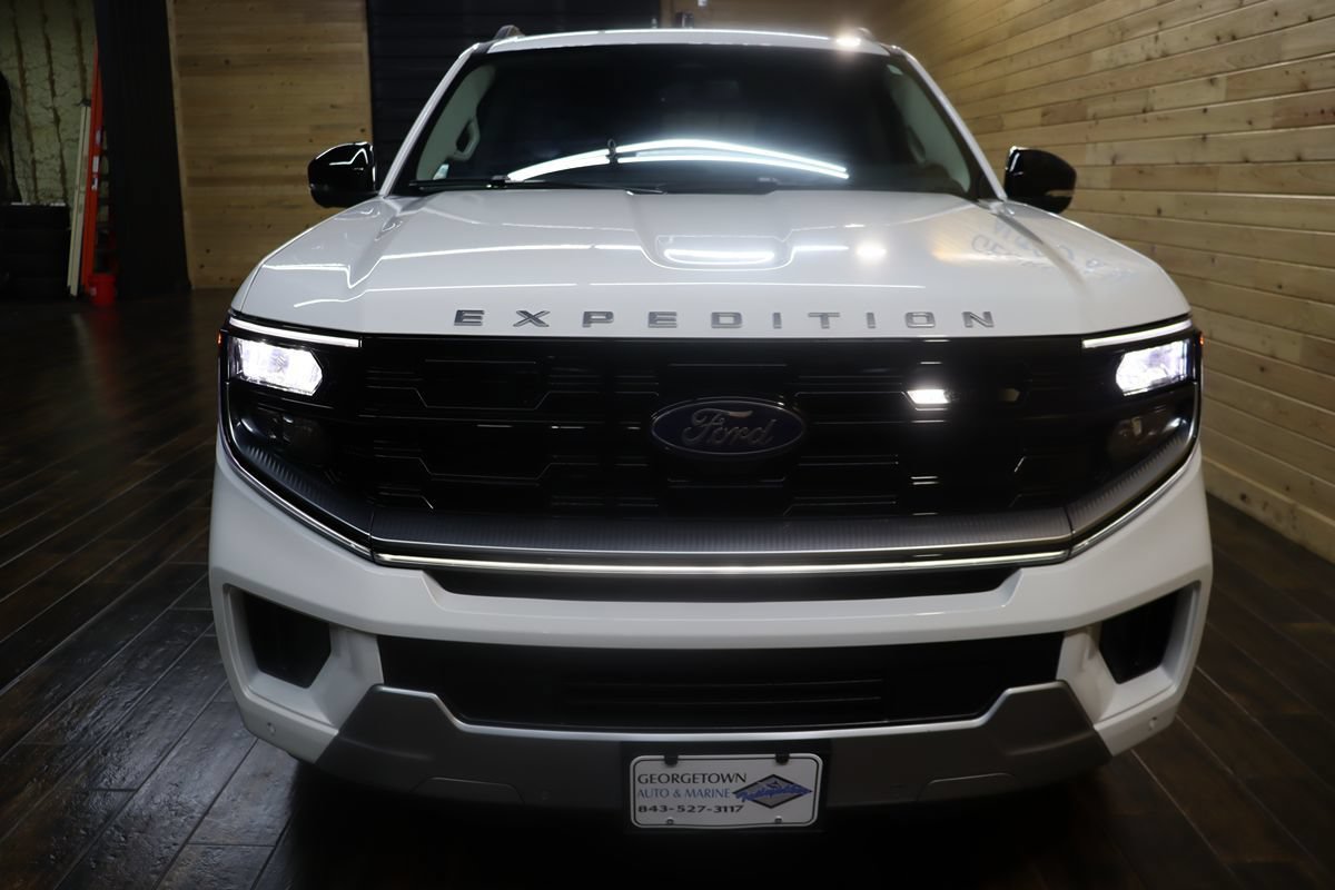 Used 2025 Ford Expedition Platinum w/ Driver's Package AWD/4WD image 7