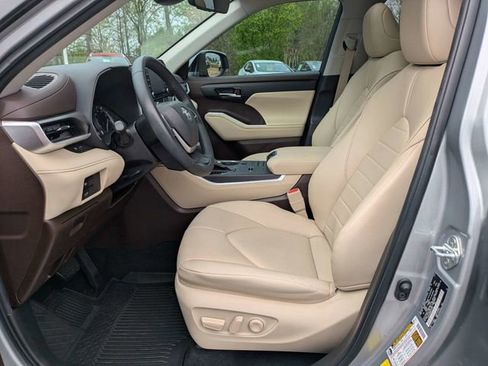 Used 2022 Toyota Highlander XLE image 22