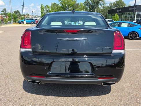 Used 2022 Chrysler 300 Touring L RWD image 4