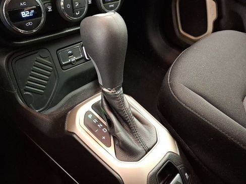 Used 2017 Jeep Renegade Latitude w/ Popular Equipment Group image 12