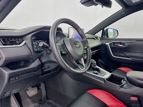 Used 2024 Toyota RAV4 SE image 12