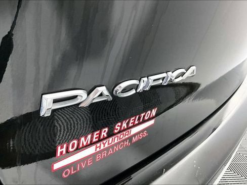 Used 2017 Chrysler Pacifica Touring Plus FWD image 18
