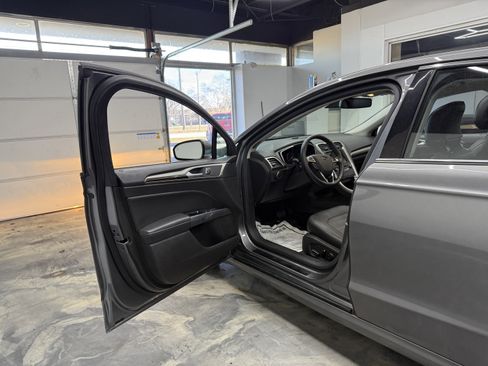 Used 2014 Ford Fusion SE w/ Equipment Group 202A image 9