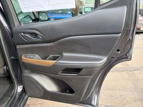 Used 2017 GMC Acadia SLE image 25