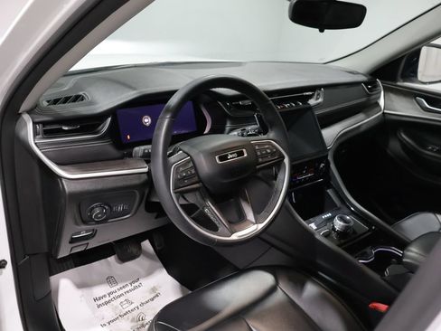 Certified 2023 Jeep Grand Cherokee Limited w/ Black Appearance Package AWD/4WD image 13
