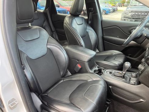 Used 2019 Jeep Cherokee Latitude Plus w/ Comfort/Convenience Group AWD/4WD image 12