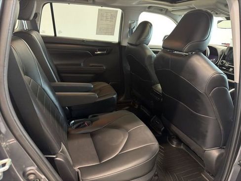 Used 2020 Toyota Highlander XLE image 39