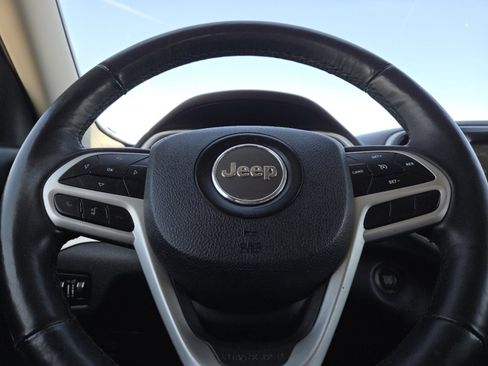 Used 2018 Jeep Cherokee Trailhawk w/ Cold Weather Group AWD/4WD image 27