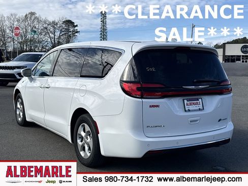 Used 2022 Chrysler Pacifica Touring-L image 7