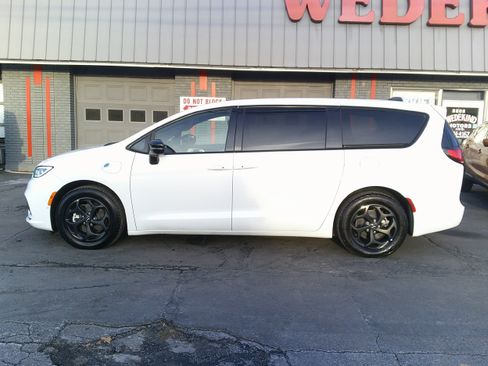 Used 2024 Chrysler Pacifica Select image 2