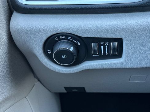Used 2023 Chrysler Pacifica Touring-L FWD image 30