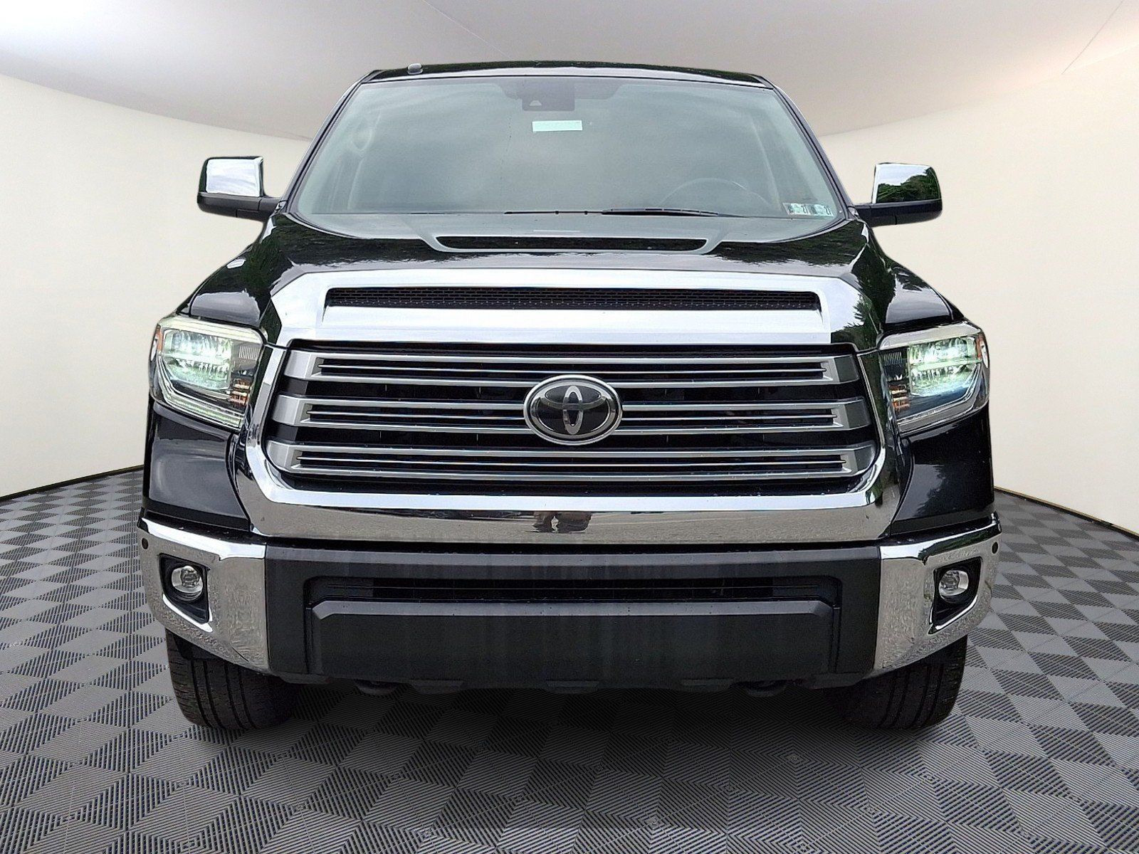 Used 2019 Toyota Tundra Limited w/ Limited Premium Package AWD/4WD image 2