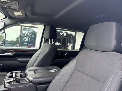 Used 2024 Chevrolet Silverado 2500 LT AWD/4WD image 2
