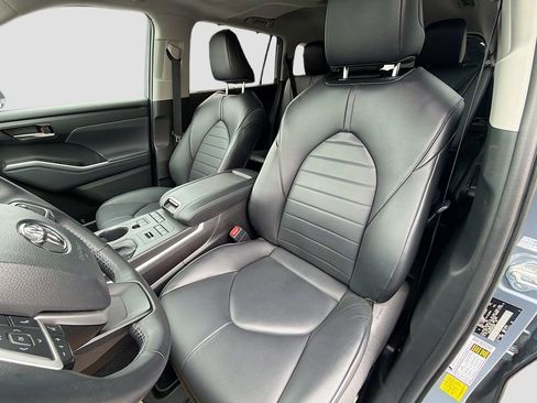 Used 2022 Toyota Highlander XLE AWD/4WD image 22