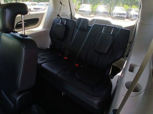 Used 2021 Chrysler Pacifica Touring-L FWD image 22