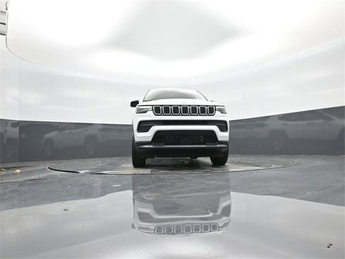 Used 2025 Jeep Compass Sport image 41