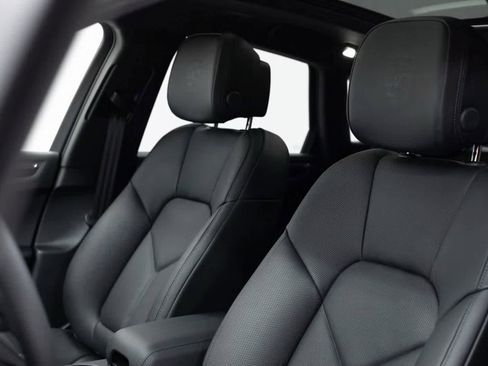 Certified 2025 Porsche Macan Turbo image 5