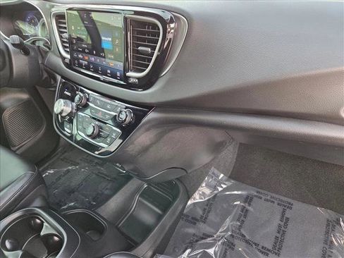 Used 2025 Chrysler Voyager LX FWD image 20