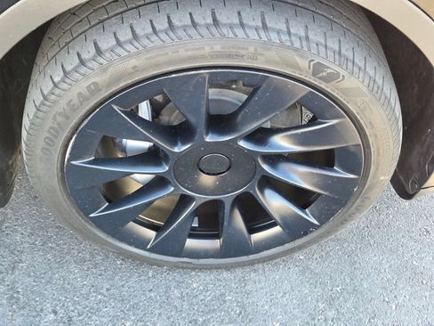 Used 2023 Tesla Model Y Long Range AWD/4WD image 9