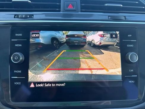 Used 2021 Volkswagen Tiguan SE w/ Panoramic Sunroof Package image 18