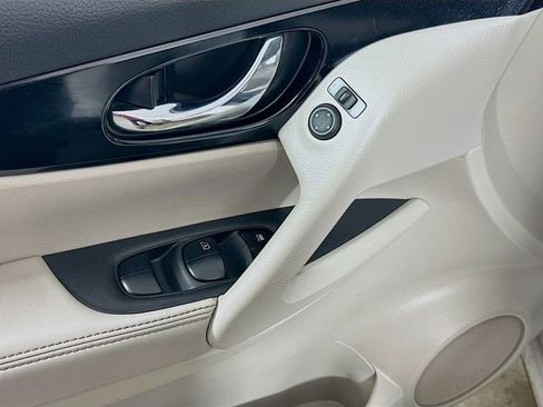 Used 2021 Nissan Rogue Sport SV image 18