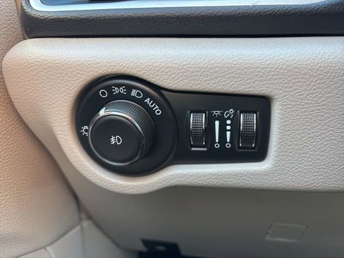 Used 2024 Chrysler Pacifica Touring-L image 7