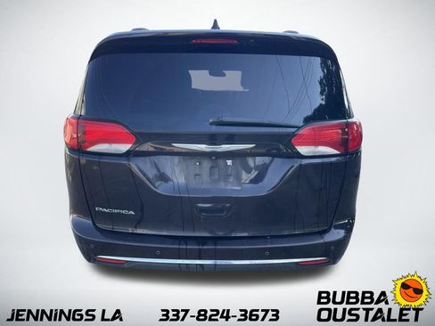 Used 2017 Chrysler Pacifica Touring-L w/ Tire & Wheel Group FWD image 6