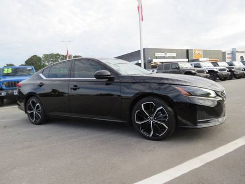 Used 2023 Nissan Altima 2.5 SR w/ SR Premium Package FWD image 25