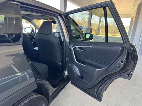 Used 2021 Toyota RAV4 XLE w/ Convenience Package image 30
