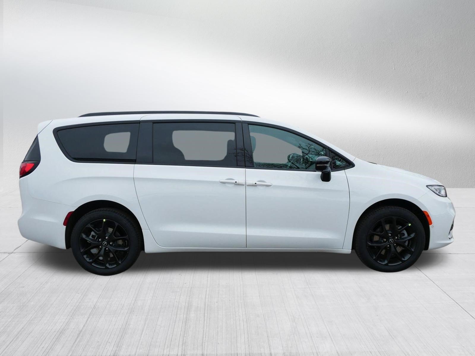 New 2026 Chrysler Pacifica Select AWD/4WD image 8