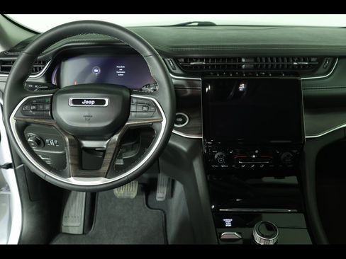 Used 2023 Jeep Grand Cherokee Limited w/ Black Appearance Package image 17