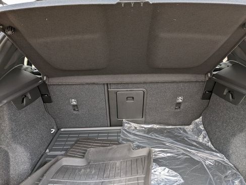 Certified 2025 Volvo XC40 B5 Ultra w/ Climate Package image 27