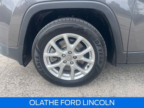 Used 2017 Jeep Cherokee Latitude FWD image 28