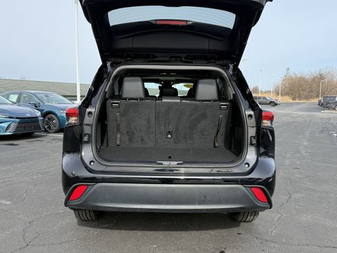 Used 2023 Toyota Highlander XLE image 8