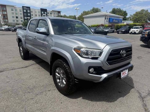 Used 2017 Toyota Tacoma SR5 w/ Tow Package AWD/4WD image 4