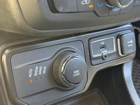 Used 2020 Jeep Renegade Latitude w/ Cold Weather Group AWD/4WD image 9
