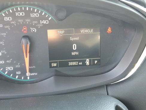 Used 2022 Chevrolet Trax LT w/ LT Convenience Package image 11