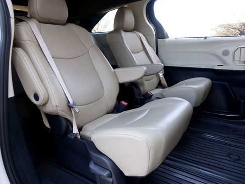 Used 2021 Toyota Sienna XLE w/ XLE Plus Package image 11