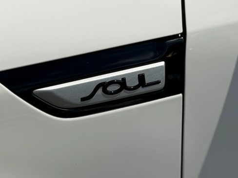 Used 2018 Kia Soul + FWD image 11