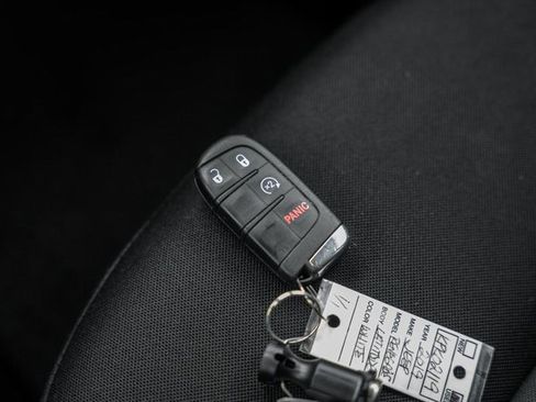 Used 2019 Jeep Renegade Latitude w/ Cold Weather Group image 43