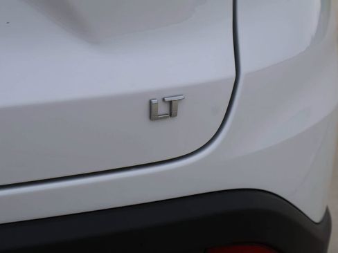 Used 2025 Chevrolet Trax LT w/ LT Convenience Package FWD image 8
