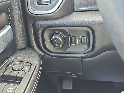 Used 2025 RAM 3500 Laramie AWD/4WD image 18