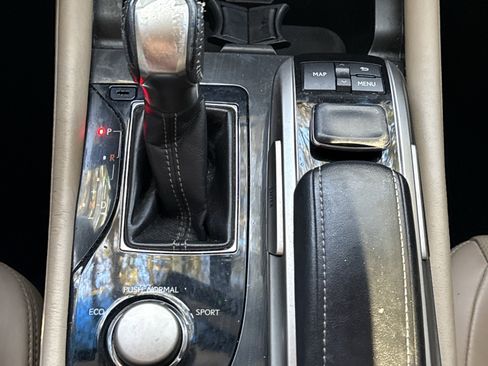 Used 2016 Lexus GS 200t image 21