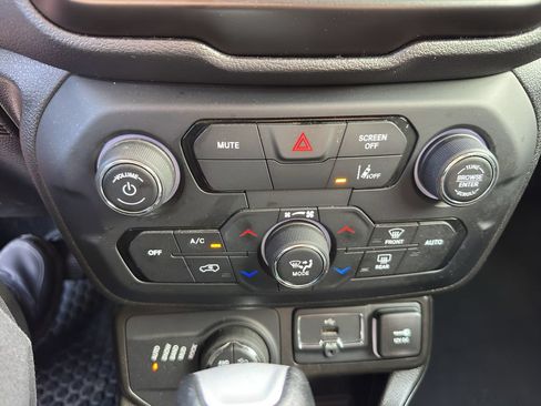 Used 2023 Jeep Renegade Trailhawk AWD/4WD image 33