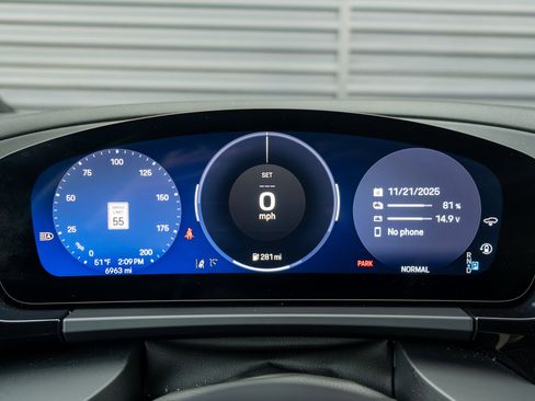 Certified 2025 Porsche Macan Electric image 26