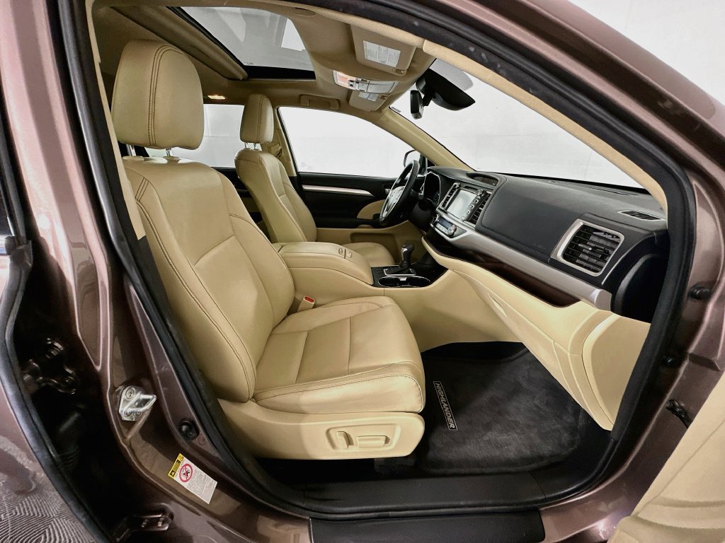 Used 2017 Toyota Highlander XLE FWD image 28